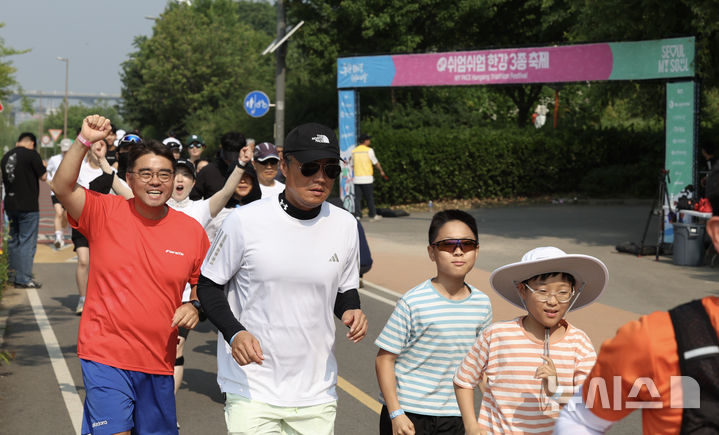 [서울=뉴시스] 김명년 기자 = 1일 오전 서울 광진구 뚝섬한강공원에서 열린 쉬엄쉬엄 한강 3종 축제 10km 달리기 출발점에서 참가자들이 힘차게 출발하고 있다. 2025.06.01. kmn@newsis.com