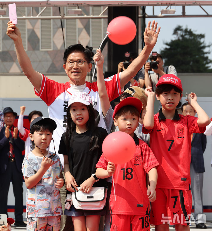 [수원=뉴시스] 권창회 기자 = 김문수 국민의힘 대선 후보가 1일 경기 수원시 수원컨벤션센터 광장에서 열린 유세에서 지지호소를 하고 있다.(공동취재) 2025.06.01. photo@newsis.com