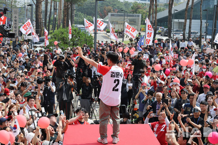 [수원=뉴시스] 권창회 기자 = 김문수 국민의힘 대선 후보가 1일 경기 수원시 수원컨벤션센터 광장에서 열린 유세에서 지지를 호소하고 있다.(공동취재) 2025.06.01. photo@newsis.com