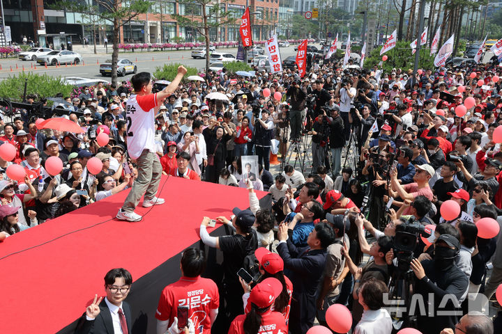 [수원=뉴시스] 권창회 기자 = 김문수 국민의힘 대선 후보가 1일 경기 수원시 수원컨벤션센터 광장에서 열린 유세에서 지지를 호소하고 있다.(공동취재) 2025.06.01. photo@newsis.com