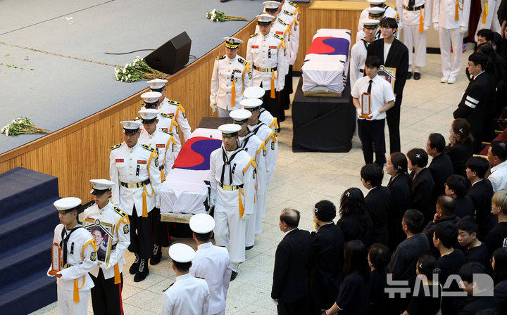 [포항=뉴시스] 이무열 기자 = 1일 경북 포항시 남구 해군 항공사령부 강당에서 해군 P-3CK 917호기 순직자 영결식이 엄수되고 있다. 2025.06.01. lmy@newsis.com