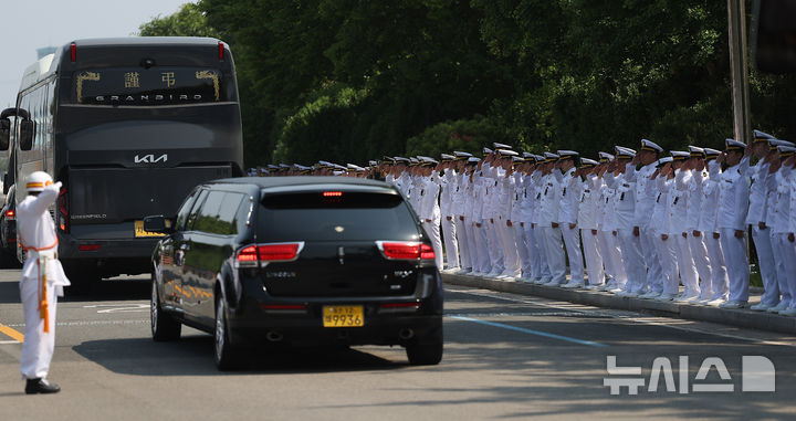 [포항=뉴시스] 이무열 기자 = 1일 경북 포항시 남구 해군 항공사령부 강당에서 해군 P-3CK 917호기 순직자 영결식이 엄수 된 후 운구 차량 영내를 떠나자 해군 동료들이 순직자들에게 마지막 경례를 하고 있다. 2025.06.01. lmy@newsis.com