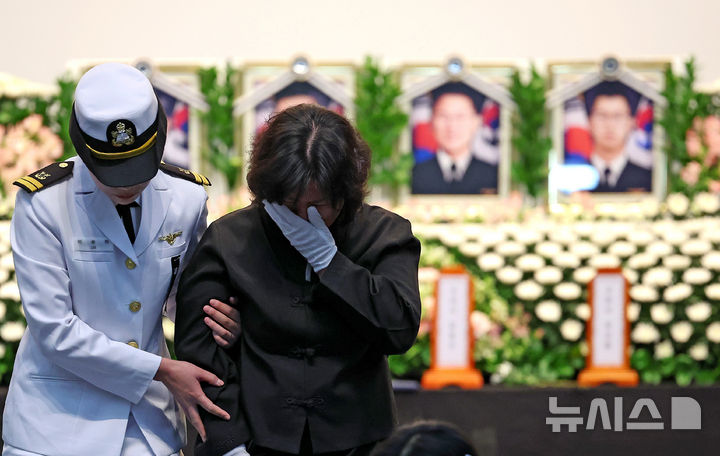 [포항=뉴시스] 이무열 기자 = 1일 경북 포항시 남구 해군 항공사령부 강당에서 엄수된 해군 P-3CK 917호기 순직자 영결식에서 유족들이 눈물을 흘리고 있다. 2025.06.01. lmy@newsis.com