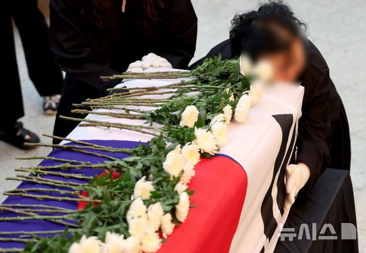 [포항=뉴시스] 이무열 기자 = 1일 경북 포항시 남구 해군 항공사령부 강당에서 엄수된 해군 P-3CK 917호기 순직자 영결식에서 유족들이 오열하고 있다. 2025.06.01. lmy@newsis.com