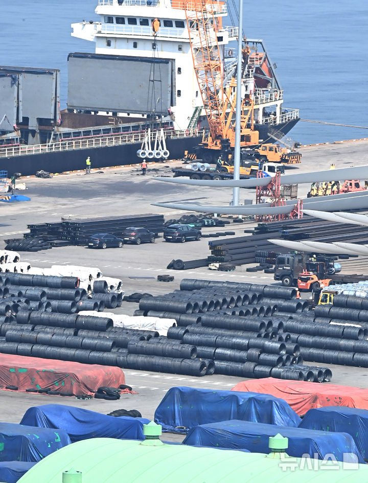 [평택=뉴시스] 김종택 기자 = 1일 경기 평택시 포승읍 평택항 수출 야적장에 철강 제품이 쌓여 있다.&nbsp; 도널드 트럼프 미국 대통령은 30일(현지시간) 미국으로 수입되는 외국산 철강·알루미늄 제품에 부과 중인 관세를 현행 25%에서 50%로 인상한다고 밝혔다. 트럼프 대통령이 철강 관세를 50%로 인상하겠다는 계획을 밝힘에 따라 이미 25%의 관세로 타격을 받고 있는 한국의 철강업계의 수출 상황는 더욱 힘들어질 전망이다. 2025.06.01. jtk@newsis.com