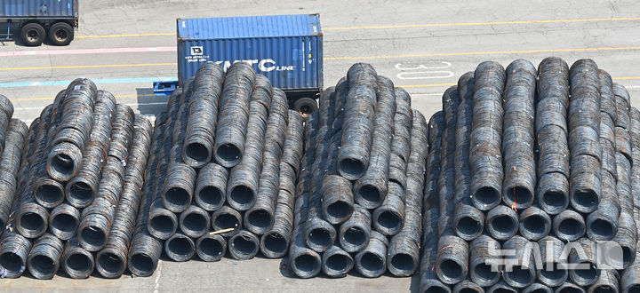 [평택=뉴시스] 김종택 기자 = 1일 경기 평택시 포승읍 평택항 수출 야적장에 철강 제품이 쌓여 있다. 2025.06.01. jtk@newsis.com