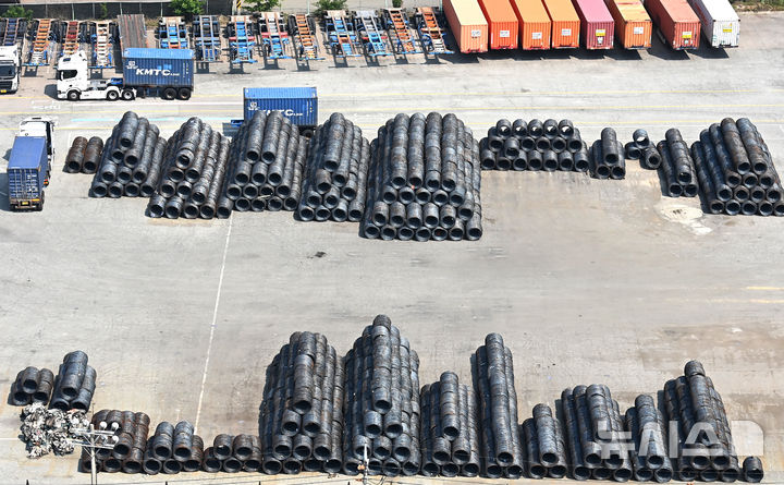 [평택=뉴시스] 김종택 기자 = 1일 경기 평택시 포승읍 평택항 수출 야적장에 철강 제품이 쌓여 있다. 도널드 트럼프 미국 대통령은 30일(현지시간) 미국으로 수입되는 외국산 철강·알루미늄 제품에 부과 중인 관세를 현행 25%에서 50%로 인상한다고 밝혔다.트럼프 대통령이 철강 관세를 50%로 인상하겠다는 계획을 밝힘에 따라 이미 25%의 관세로 타격을 받고 있는 한국의 철강업계의 수출 상황는 더욱 힘들어질 전망이다. 2025.06.01. jtk@newsis.com