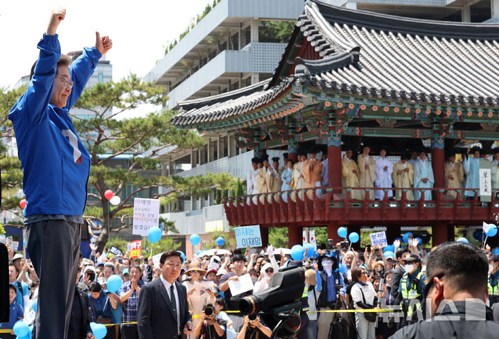 [안동=뉴시스] 조성우 기자 = 이재명 더불어민주당 대선후보가 1일 오전 경북 안동시 웅부공원에서 열린 유세에서 시민들을 향해 인사하고 있다. 2025.06.01. xconfind@newsis.com