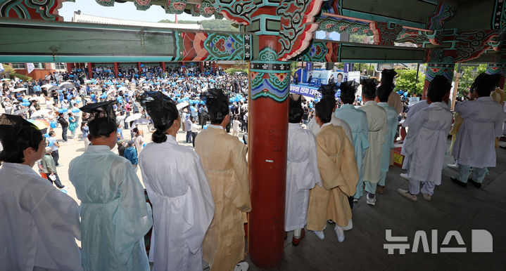 [안동=뉴시스] 조성우 기자 = 1일 오전 경북 안동시 웅부공원에서 열린 이재명 더불어민주당 대선후보 유세에서 안동 유림단체 회원들이 이 후보의 유세를 지켜보고 있다. 2025.06.01. xconfind@newsis.com