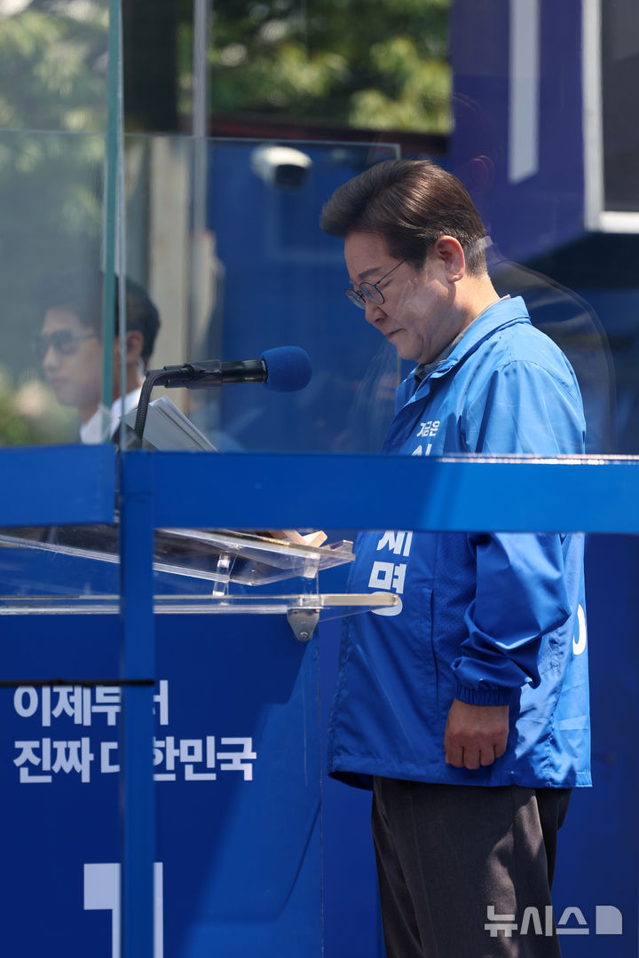 [안동=뉴시스] 조성우 기자 = 이재명 더불어민주당 대선후보가 1일 오전 경북 안동시 웅부공원에서 열린 유세에서 연설에 앞서 해군 초계기 사고 순직자들을 추모하며 묵념하고 있다. 2025.06.01. xconfind@newsis.com