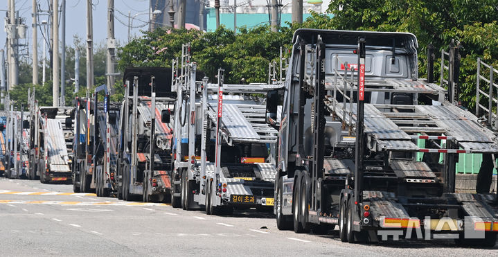 [평택=뉴시스] 김종택 기자 = 미국발 관세 영향이 본격화하면서 5월 수출이 전년과 비교해 1.3% 감소하며 1월 이후 4개월 만에 감소세로 돌아섰다. 산업통상자원부가 1일 발표한 2025년 5월 수출입 동향에 따르면 지난달 수출은 572억7000만 달러(약 79조2502억원)를 기록했다.사진은 이날 경기 평택항 인근 도로에 카캐리어가 주차돼 있는 모습. 2025.06.01. jtk@newsis.com