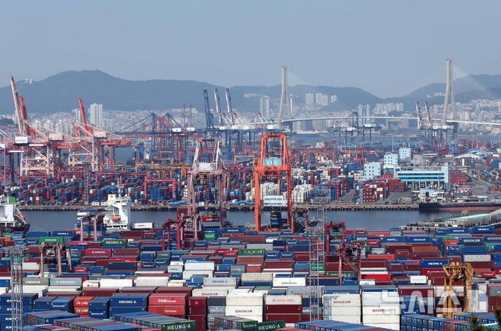 [부산=뉴시스] 하경민 기자 = 부산 남구 신선대(사진 아래) 및 감만(위) 부두 야적장에 수출입 컨테이너가 가득 쌓여 있다. 2025.06.01. yulnetphoto@newsis.com