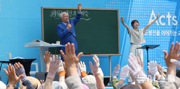 [서울=뉴시스] 김명원 기자 = 전광훈 사랑제일교회 목사가 1일 오전 서울 종로구 신문로 시의회 인근에서 열린 전국 주일 연합 예배에서 설교를 하고 있다. 2025.06.01. kmx1105@newsis.com