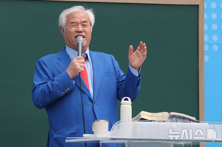 [서울=뉴시스] 김명원 기자 =&nbsp; 검찰이 광화문 집회에서 불법 모금을 한 혐의를 받는 전광훈 사랑제일교회 목사에게 징역 10개월을 구형했다. 사진은 전 목사. 2025.06.01. kmx1105@newsis.com