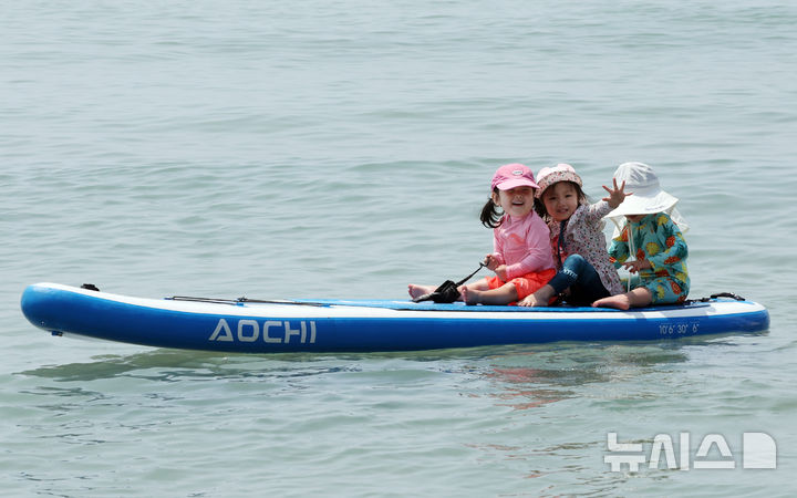 [부산=뉴시스] 하경민 기자 = 초여름 더위가 덮친 1일 부산 해운대구 송정해수욕장을 찾은 어린이들이 물놀이를 즐기고 있다. 2025.06.01. yulnetphoto@newsis.com