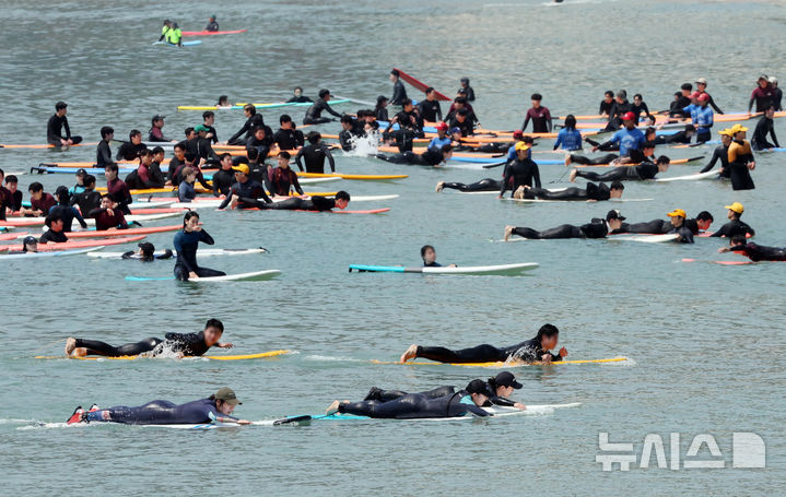 [부산=뉴시스] 하경민 기자 = 초여름 더위가 덮친 1일 부산 해운대구 송정해수욕장에서 시민들이 서핑을 즐기고 있다. 2025.06.01. yulnetphoto@newsis.com