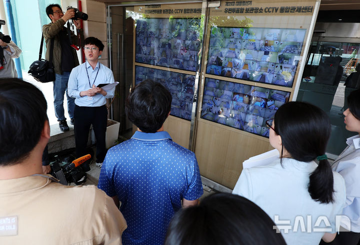 [서울=뉴시스] 이영환 기자 = 제21대 대통령선거 공정선거참관단이 1일 오후 서울 종로구 서울시선거관리위원회에서 관내사전투표함과 우편투표함 보관장소 CCTV를 확인하고 있다. 2025.06.01. 20hwan@newsis.com