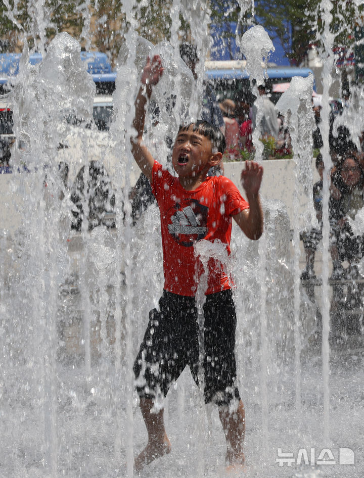 [서울=뉴시스] 김명원 기자 = 한 낮 기온 최고 28도까지 올라까지 오른 1일 서울 종로구 광화문 분수에서 어린이들이 더위를 식히며 즐거운 시간을 갖고 있다. 2025.06.01. kmx1105@newsis.com