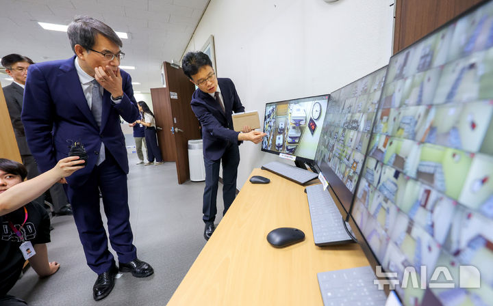 [수원=뉴시스] 김종택 기자 = 노태악 중앙선거관리위원장이 1일 경기 수원시 영통구선거관리위원회에서 제21대 대통령선거 사전·우편투표함 보관장소CCTV를 점검하고 있다. (공동취재) 2025.06.01. photo@newsis.com