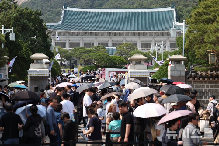 [서울=뉴시스] 김명년 기자 = 제21대 대통령 선거를 이틀 앞둔 1일 서울 종로구 청와대에서 방문객들이 입장을 위해 줄을 서 있다. 2025.06.01. kmn@newsis.com