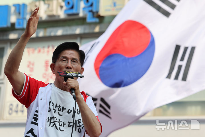 [의정부=뉴시스] 권창회 기자 = 김문수 국민의힘 대선 후보가 1일 경기 의정부시 태조이성계상 인근에서 열린 유세에서 지지호소를 하고 있다. 2025.06.01. kch0523@newsis.com