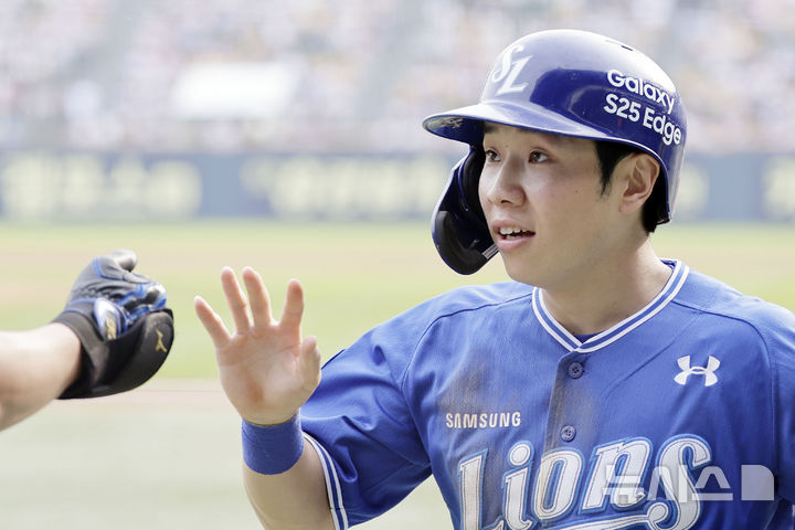 [서울=뉴시스] 최동준 기자 = 1일 서울 송파구 잠실야구장에서 열린 2025 KBO리그 삼성 라이온즈와 LG 트윈스의 경기, 1회초 1사 1, 3루 상황 삼성 디아즈의 희생플라이 때 득점한 김지찬이 구자욱과 하이파이브하고 있다. 2025.06.01. photocdj@newsis.com