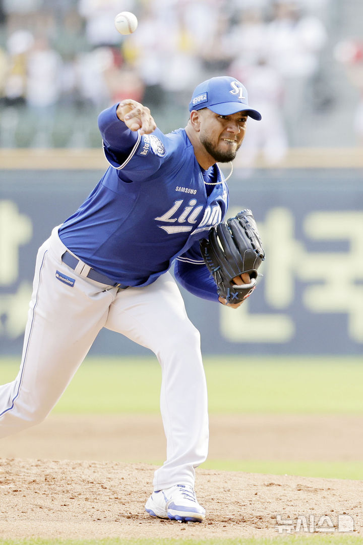[서울=뉴시스] 최동준 기자 = 1일 서울 송파구 잠실야구장에서 열린 2025 KBO리그 삼성 라이온즈와 LG 트윈스의 경기, 삼성 선발 레예스가 역투하고 있다. 2025.06.01. photocdj@newsis.com