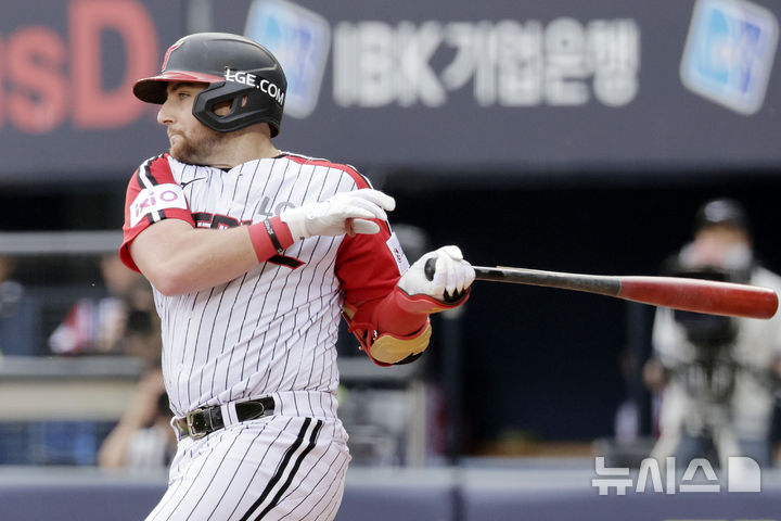 [서울=뉴시스] 최동준 기자 = 1일 서울 송파구 잠실야구장에서 열린 2025 KBO리그 삼성 라이온즈와 LG 트윈스의 경기, 4회말 2사 3루 상황 LG 오스틴이 1타점 적시타를 치고 있다. 2025.06.01. photocdj@newsis.com