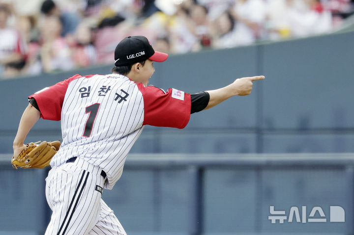 [서울=뉴시스] 최동준 기자 = 1일 서울 송파구 잠실야구장에서 열린 2025 KBO리그 삼성 라이온즈와 LG 트윈스의 경기, 5회초 1사 1루 상황 LG 선발 임찬규가 삼성 강민호를 더블아웃으로 잡아낸 뒤 기뻐하고 있다. 2025.06.01. photocdj@newsis.com