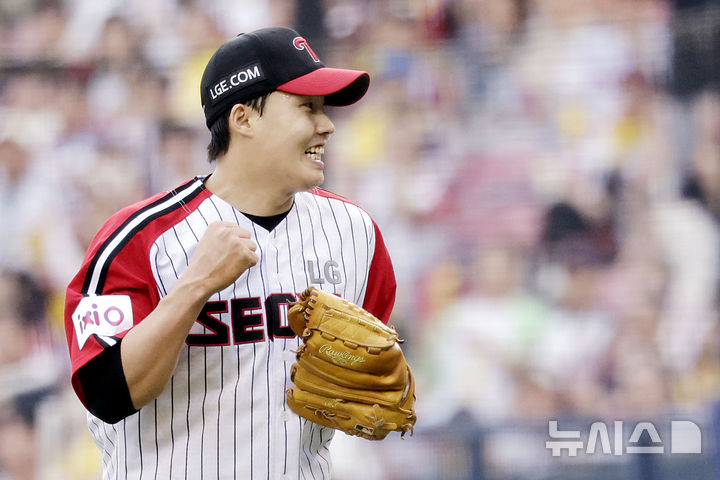 [서울=뉴시스] 최동준 기자 = 1일 서울 송파구 잠실야구장에서 열린 2025 KBO리그 삼성 라이온즈와 LG 트윈스의 경기, 5회초 1사 1루 상황 LG 선발 임찬규가 삼성 강민호를 더블아웃으로 잡아낸 뒤 기뻐하고 있다. 2025.06.01. photocdj@newsis.com