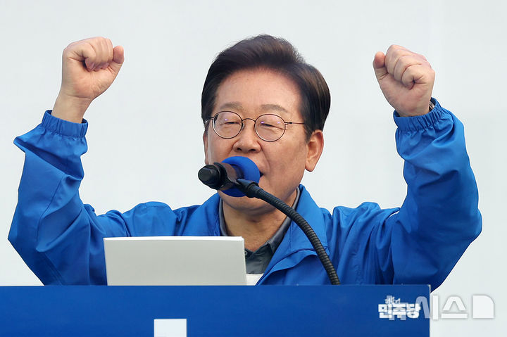 [부산=뉴시스] 조성우 기자 = 이재명 더불어민주당 대선후보가 1일 오후 부산 동구 부산역 광장에서 열린 유세에서 연설을 하고 있다. 2025.06.01. xconfind@newsis.com