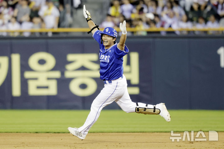 [서울=뉴시스] 최동준 기자 = 1일 서울 송파구 잠실야구장에서 열린 2025 KBO리그 삼성 라이온즈와 LG 트윈스의 경기, 8회초 2사 1루 상황 삼성 김태훈이 2점 홈런을 치고 있다. 2025.06.01. photocdj@newsis.com