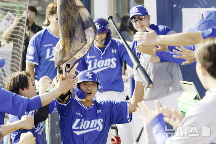 [서울=뉴시스] 최동준 기자 = 1일 서울 송파구 잠실야구장에서 열린 2025 KBO리그 삼성 라이온즈와 LG 트윈스의 경기, 8회초 2사 1루 상황 삼성 김태훈이 2점 홈런을 친 뒤 동료들과 기뻐하고 있다. 2025.06.01. photocdj@newsis.com