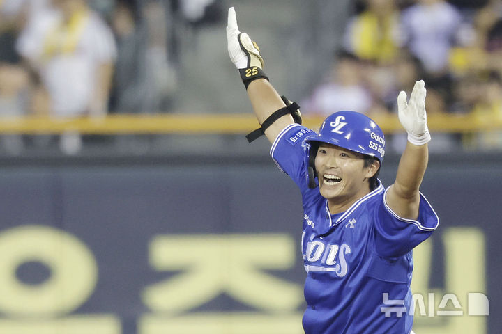 [서울=뉴시스] 최동준 기자 = 1일 서울 송파구 잠실야구장에서 열린 2025 KBO리그 삼성 라이온즈와 LG 트윈스의 경기, 8회초 2사 1루 상황 삼성 김태훈이 2점 홈런을 친 뒤 기뻐하고 있다. 2025.06.01. photocdj@newsis.com