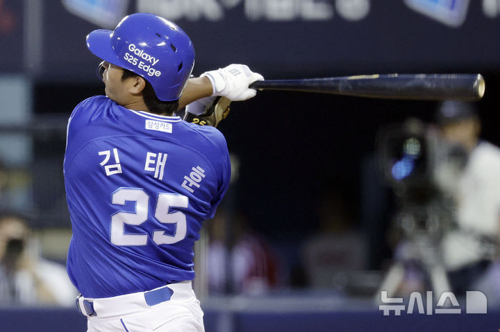 [서울=뉴시스] 최동준 기자 = 1일 서울 송파구 잠실야구장에서 열린 2025 KBO리그 삼성 라이온즈와 LG 트윈스의 경기, 8회초 2사 1루 상황 삼성 김태훈이 2점 홈런을 치고 있다. 2025.06.01. photocdj@newsis.com