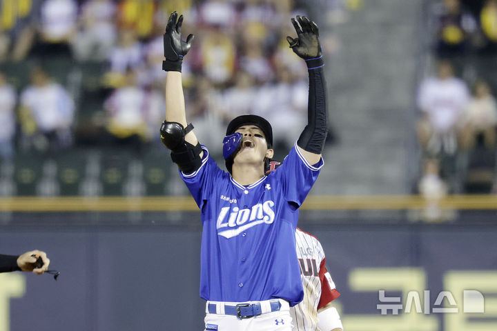 [서울=뉴시스] 최동준 기자 = 1일 서울 송파구 잠실야구장에서 열린 2025 KBO리그 삼성 라이온즈와 LG 트윈스의 경기, 9회초 1사 1, 2루 상황 삼성 구자욱이 1타점 적시타를 친 뒤 기뻐하고 있다. 2025.06.01. photocdj@newsis.com