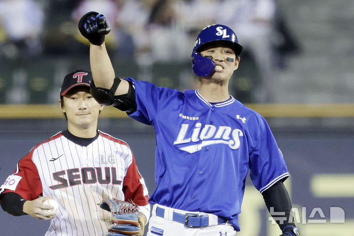 [서울=뉴시스] 최동준 기자 = 1일 서울 송파구 잠실야구장에서 열린 2025 KBO리그 삼성 라이온즈와 LG 트윈스의 경기, 9회초 1사 1, 2루 상황 삼성 구자욱이 1타점 적시타를 친 뒤 기뻐하고 있다. 2025.06.01. photocdj@newsis.com