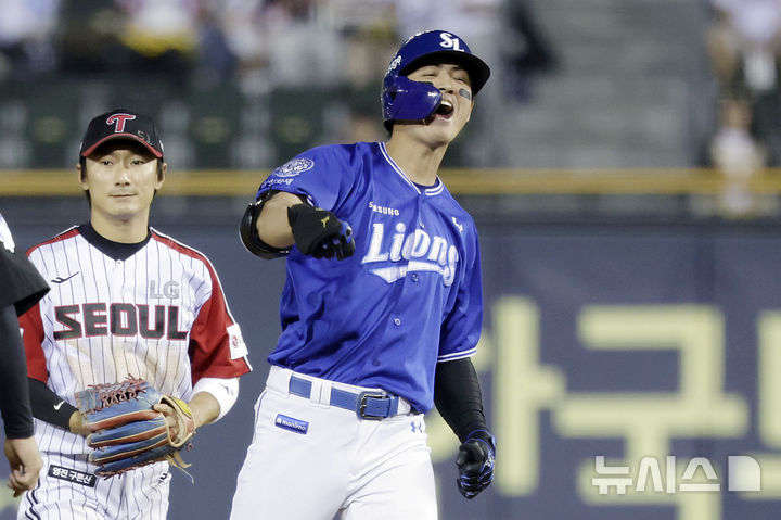 [서울=뉴시스] 최동준 기자 = 1일 서울 송파구 잠실야구장에서 열린 2025 KBO리그 삼성 라이온즈와 LG 트윈스의 경기, 9회초 1사 1, 2루 상황 삼성 구자욱이 1타점 적시타를 친 뒤 기뻐하고 있다. 2025.06.01. photocdj@newsis.com