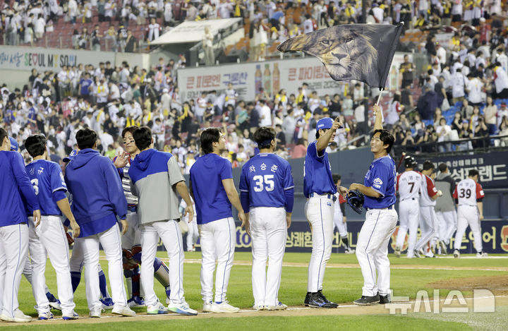 [서울=뉴시스] 최동준 기자 = 1일 서울 송파구 잠실야구장에서 열린 2025 KBO리그 삼성 라이온즈와 LG 트윈스의 경기, 6-4로 승리한 삼성 구자욱과 김태훈을 비롯한 선수들이 기뻐하고 있다. 2025.06.01. photocdj@newsis.com