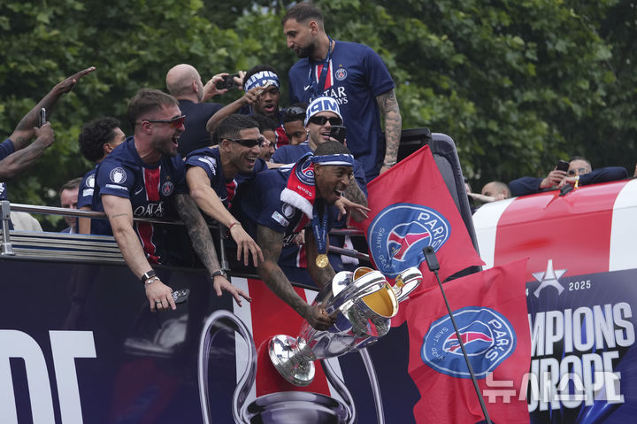 [파리=AP/뉴시스]PSG, UCL 우승 축하 카퍼레이드. 2025.06.01.