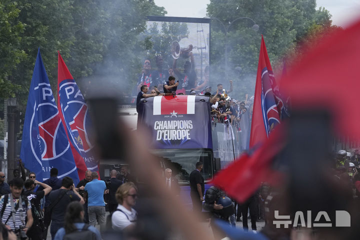 [파리=AP/뉴시스] = 1일(현지 시간) 유럽축구연맹(UEFA) 챔피언스리그(UCL) 결승전에서 우승을 차지한 파리 생제르맹 선수단이 프랑스 파리 샹젤리에 거리에서 퍼레이드를 하고 있다. 2025.06.02. photo@newsis.com