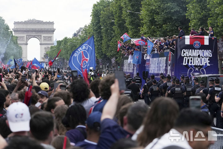 [파리=AP/뉴시스]PSG, UCL 우승 축하 카퍼레이드. 2025.06.01.