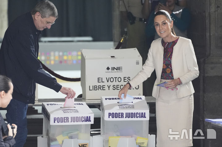 [멕시코시티=AP/뉴시스] 클라우디아 셰인바움 멕시코 대통령이 1일(현지 시간) 수도 멕시코시티의 사법부 선거투표소에서 투표하고 있다. 2025.06.02.