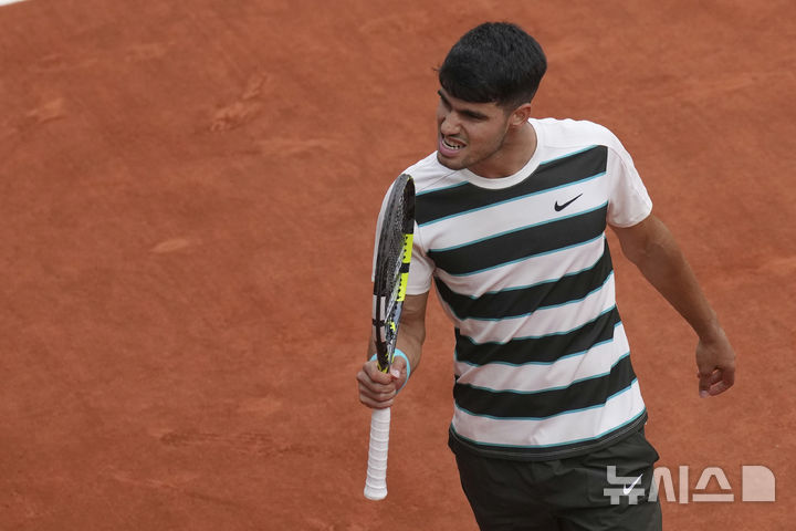 [파리=AP/뉴시스] 카를로스 알카라스(2위·스페인)가 1일(현지 시간) 프랑스 파리 롤랑가로스에서 열린 프랑스오픈 남자 단식 4회전에서 벤 셸턴(13위·미국)와 경기하고 있다. 2025.06.02.
