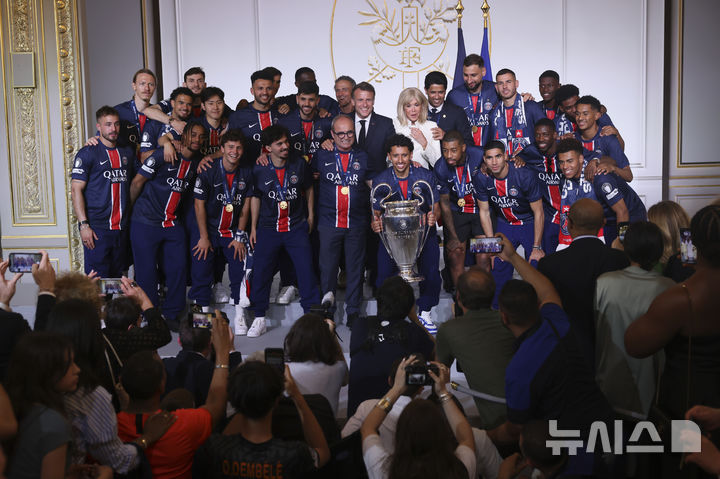 [파리=AP/뉴시스] = 1일(현지 시간) 유럽축구연맹(UEFA) 챔피언스리그(UCL) 결승전에서 우승을 차지한 파리 생제르맹 선수단이 프랑스 파리 파르크 데 프랭스 스타디움에서 열린 우승 기념 행사에서 기뻐하고 있다. 2025.06.02. photo@newsis.com