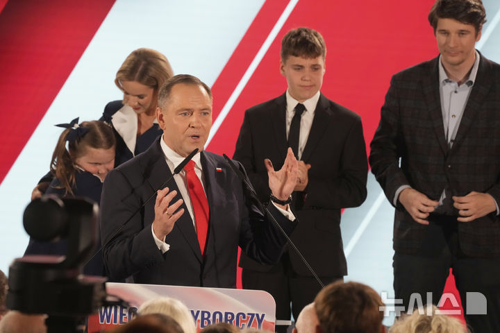 [바르샤바=AP/뉴시스]폴란드 대선 결선에서 도널드 트럼프 미국 행정부 지지를 받은 보수 성향 카롤 나브로츠키 무소속 후보가 당선됐다. 사진은 1일(현지 시간) 폴란드 바르샤바에서 카롤 나브로츠키 후보가 지지자들에게 연설하는 모습. 2025.06.02.