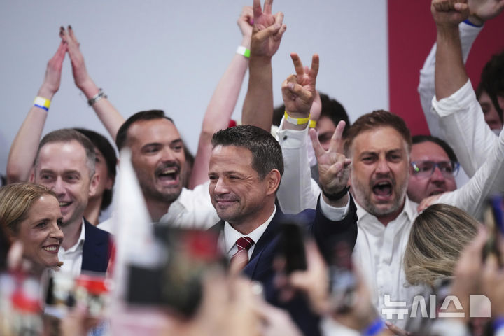 [바르샤바=AP/뉴시스]1일(현지 시간) 폴란드 바르샤바에서 시민플랫폼(PO)의 라파우 트샤스코프스 대선 후보가 자신의 지지자들에게 인사하고 있다. 2025.06.02.