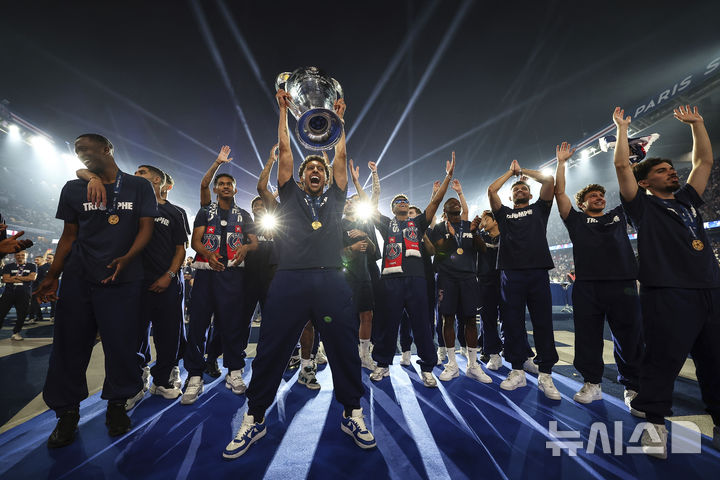 [파리=AP/뉴시스] = 1일(현지 시간) 유럽축구연맹(UEFA) 챔피언스리그(UCL) 결승전에서 우승을 차지한 파리 생제르맹 선수단이 프랑스 파리 파르크 데 프랭스 스타디움에서 열린 우승 기념 행사에서 기뻐하고 있다. 2025.06.02. photo@newsis.com