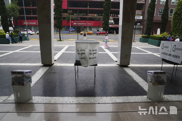 [멕시코시티=AP/뉴시스] 1일(현지 시간) 멕시코 수도 멕시코시티의 한 사법부 선거 투표소. 멕시코는 이날 사상 처음으로 국민이 법관을 선출하는 선거를 실시했다. 2025.06.02.