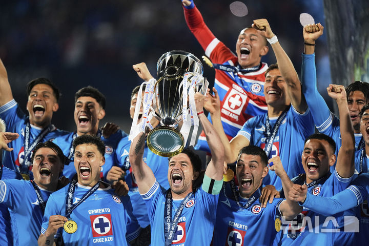 [멕시코시티=AP/뉴시스] 2025시즌 북중미카리브축구연맹(CONCACAF) 챔피언스컵 우승을 달성한 멕시코 프로축구 리가MX 크루스 아술. 2025.06.01.